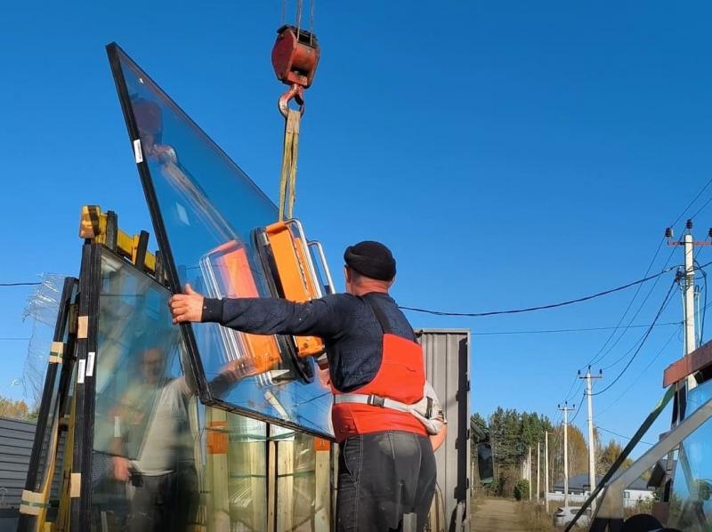 Установка больших нестандартных стеклопакетов при помощи присоски